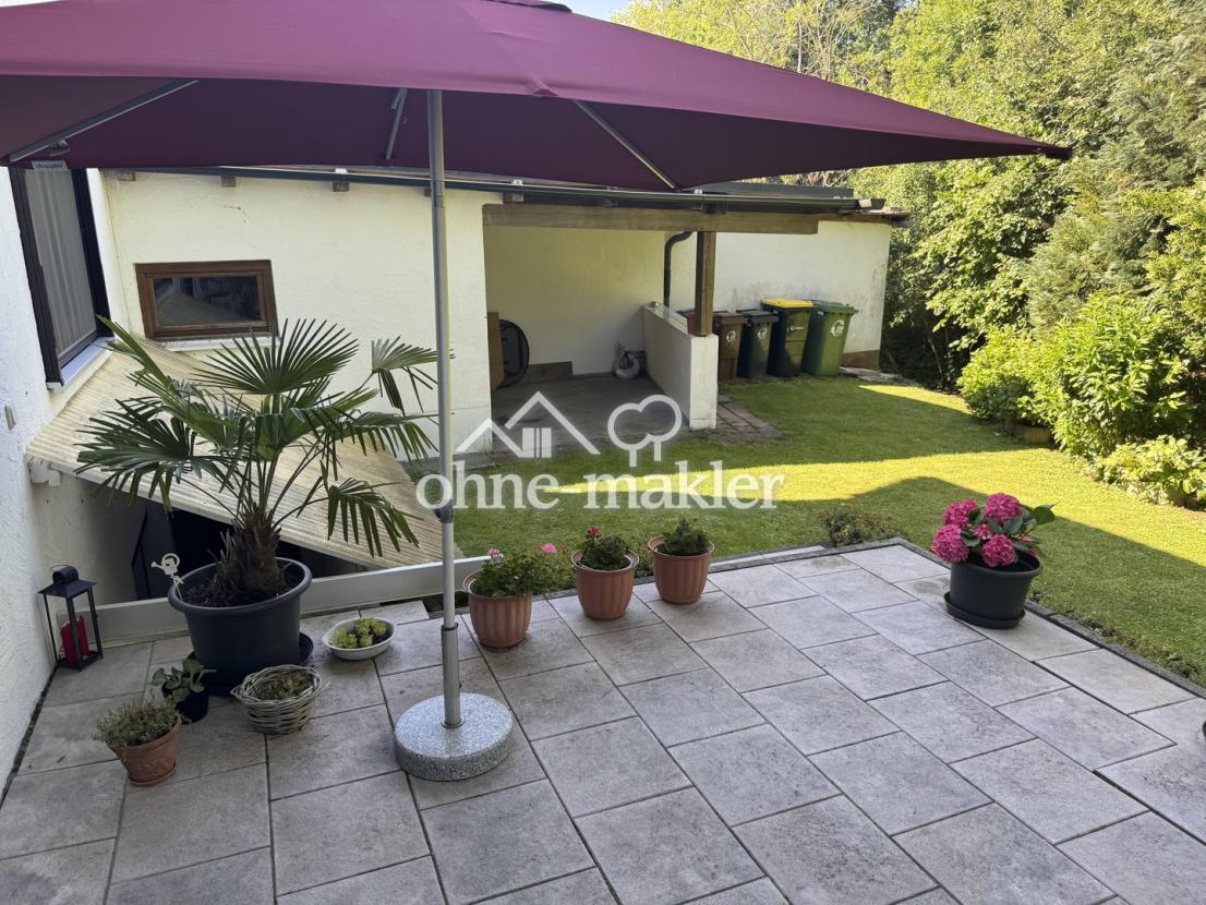 Terrasse mit Blick auf Garage