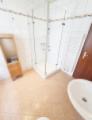 EG Bad mit Dusche und Handtuchheizung