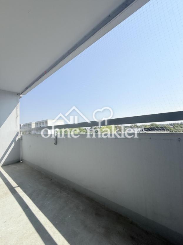 großer sonniger Balkon