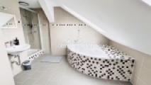 Bad mit Eckwanne & Dusche