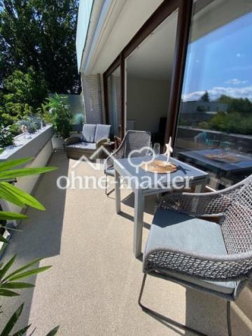 Großer Balkon mit Markise