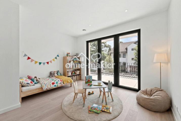 Kinderzimmer mit Balkon im OG