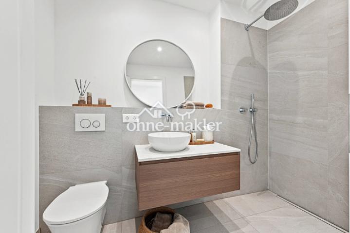 Weiteres Bad mit Dusche im OG