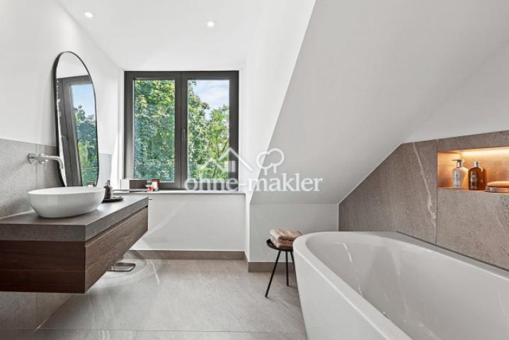 Stylische Badewanne im DG