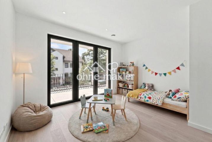 Kinderzimmer mit Balkon im OG