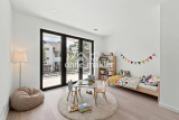Kinderzimmer mit Balkon im OG