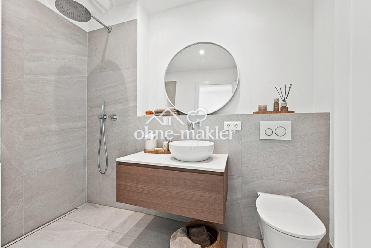 Weiteres Bad mit Dusche im OG