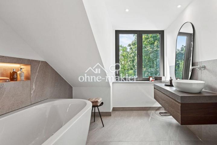 Stylische Badewanne im DG