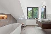 Stylische Badewanne im DG