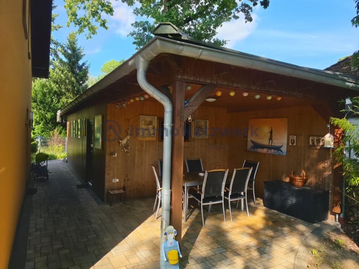 05 Garage Rückseite mit Terras
