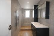Bad mit Dusche und Fenster