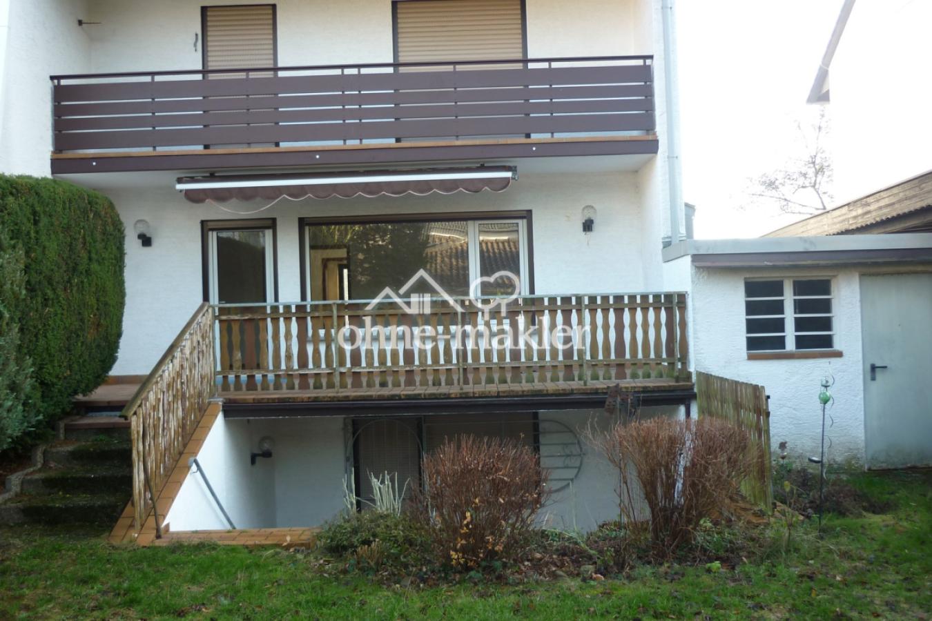 Rückseite mit Terrasse u. Balk