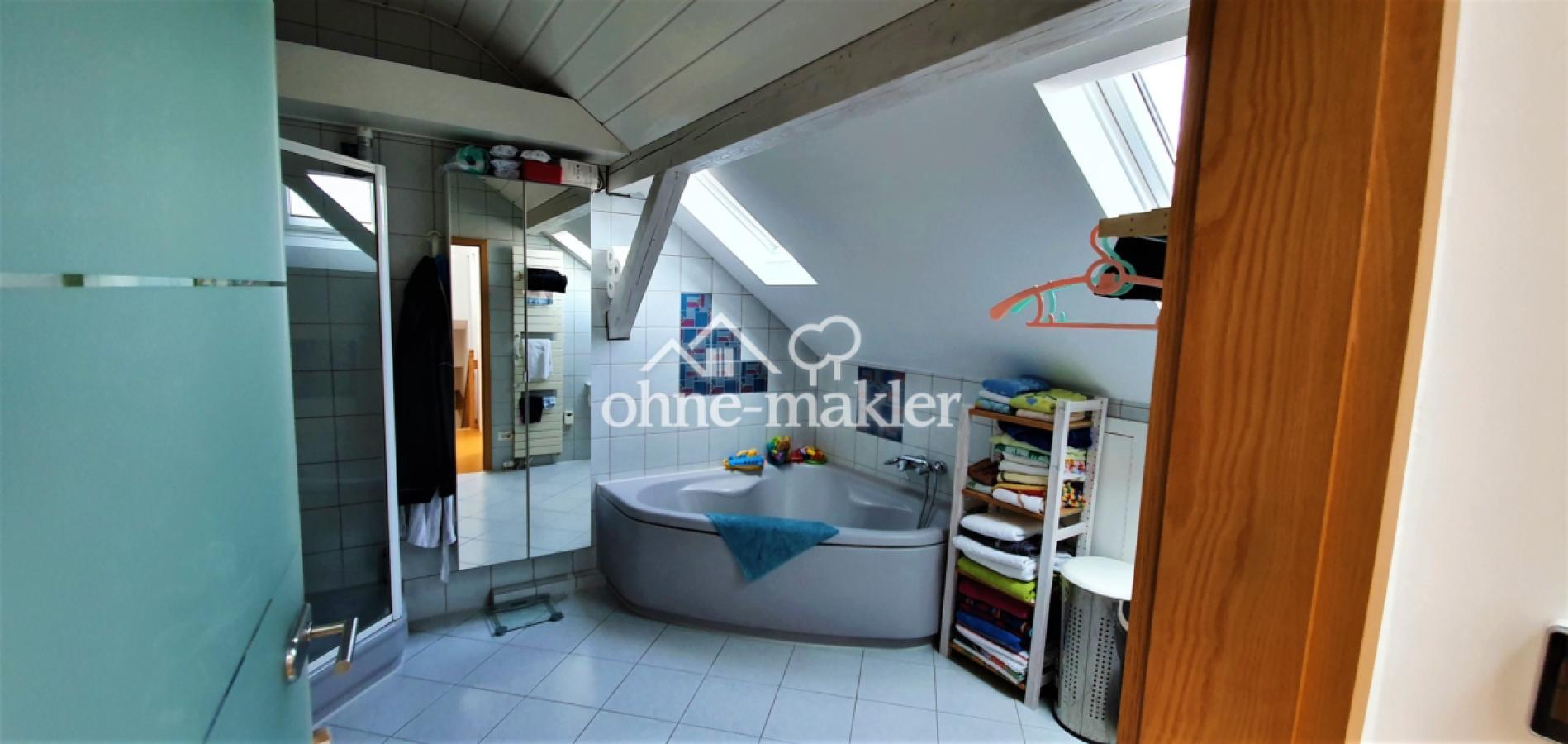 Großes Bad mit Eckbadewanne