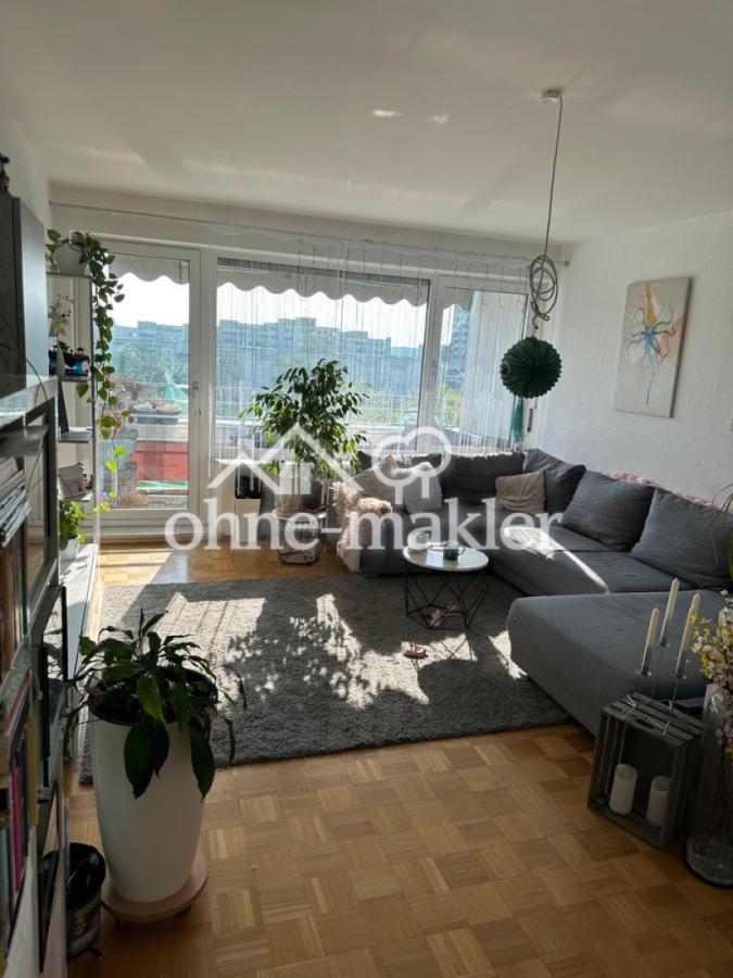 Wohnzimmer mit Balkon