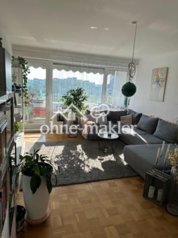 Wohnzimmer mit Balkon