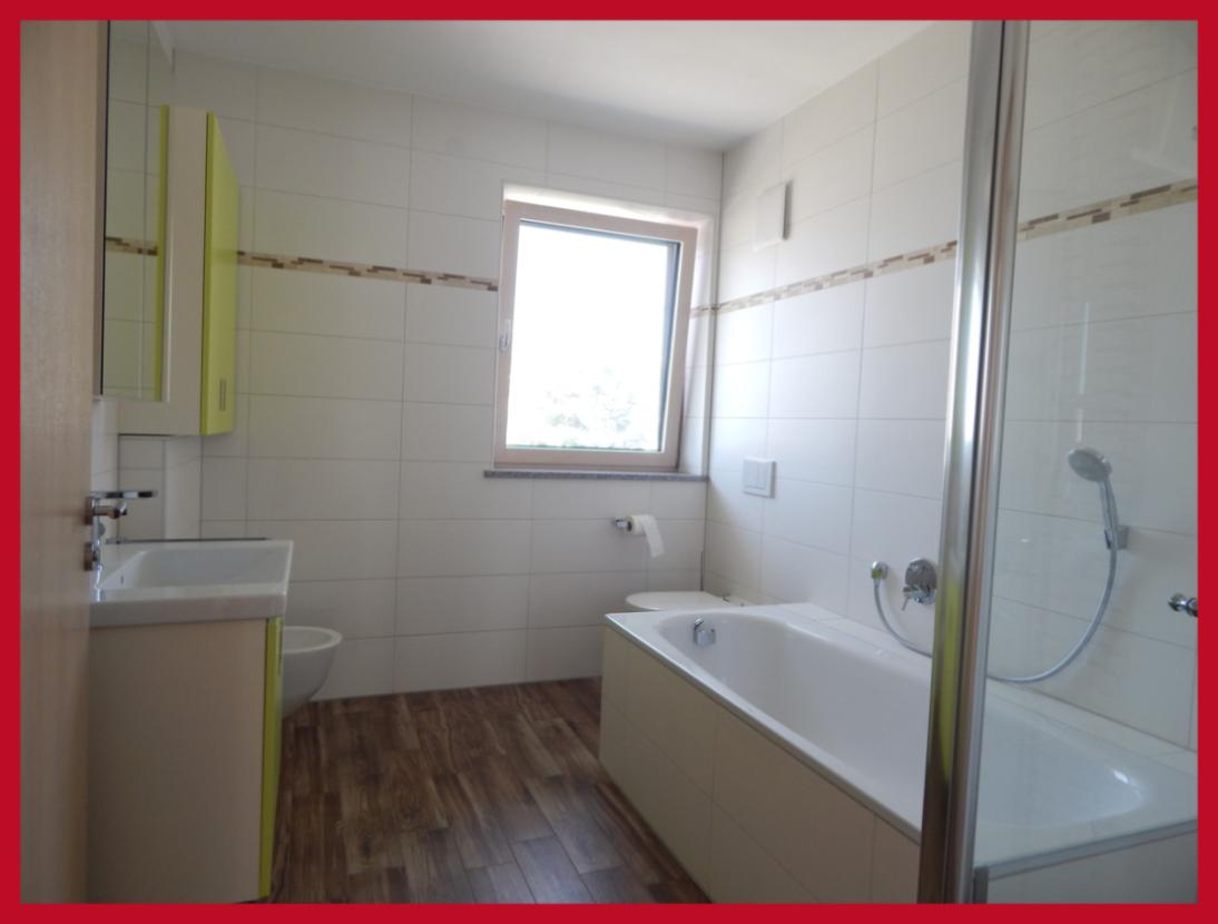 Badezimmer Bild 2 - Badewanne und Dusche