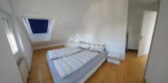 Schlafzimmer mit Doppelbett