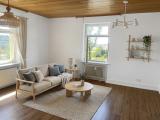 Wohnzimmer - Virtuell möbliert (KI-generiert) - Wohnung wird unmöbliert übergeben.