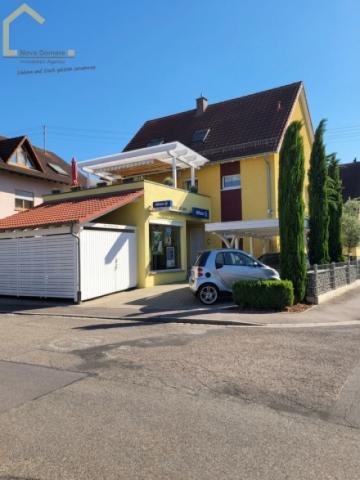 Außenansicht mit Carport