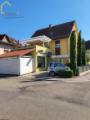 Außenansicht mit Carport
