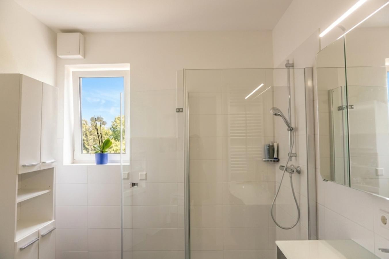 Tageslicht Bad  (Virtuell möbliert) (KI-generiert) - Wohnung wird unmöbliert übergeben)