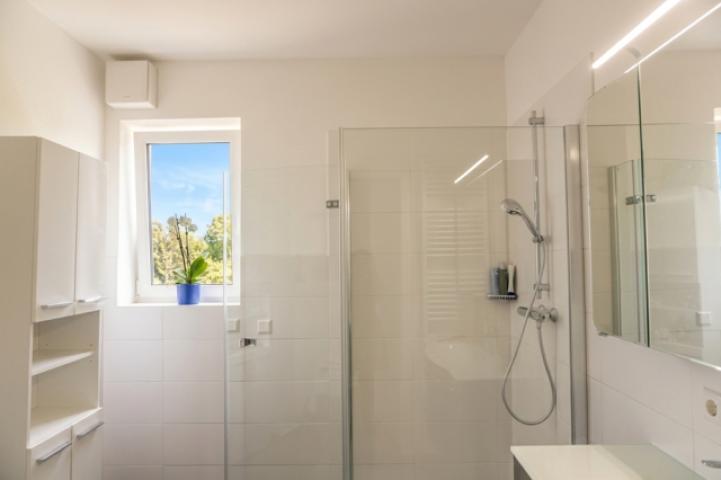 Tageslicht Bad  (Virtuell möbliert) (KI-generiert) - Wohnung wird unmöbliert übergeben)