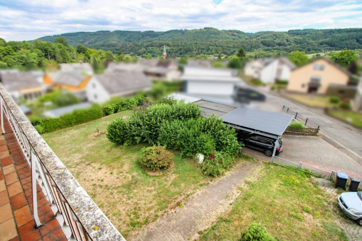 Baugrundstück mit Doppelgarage und Doppelcarport