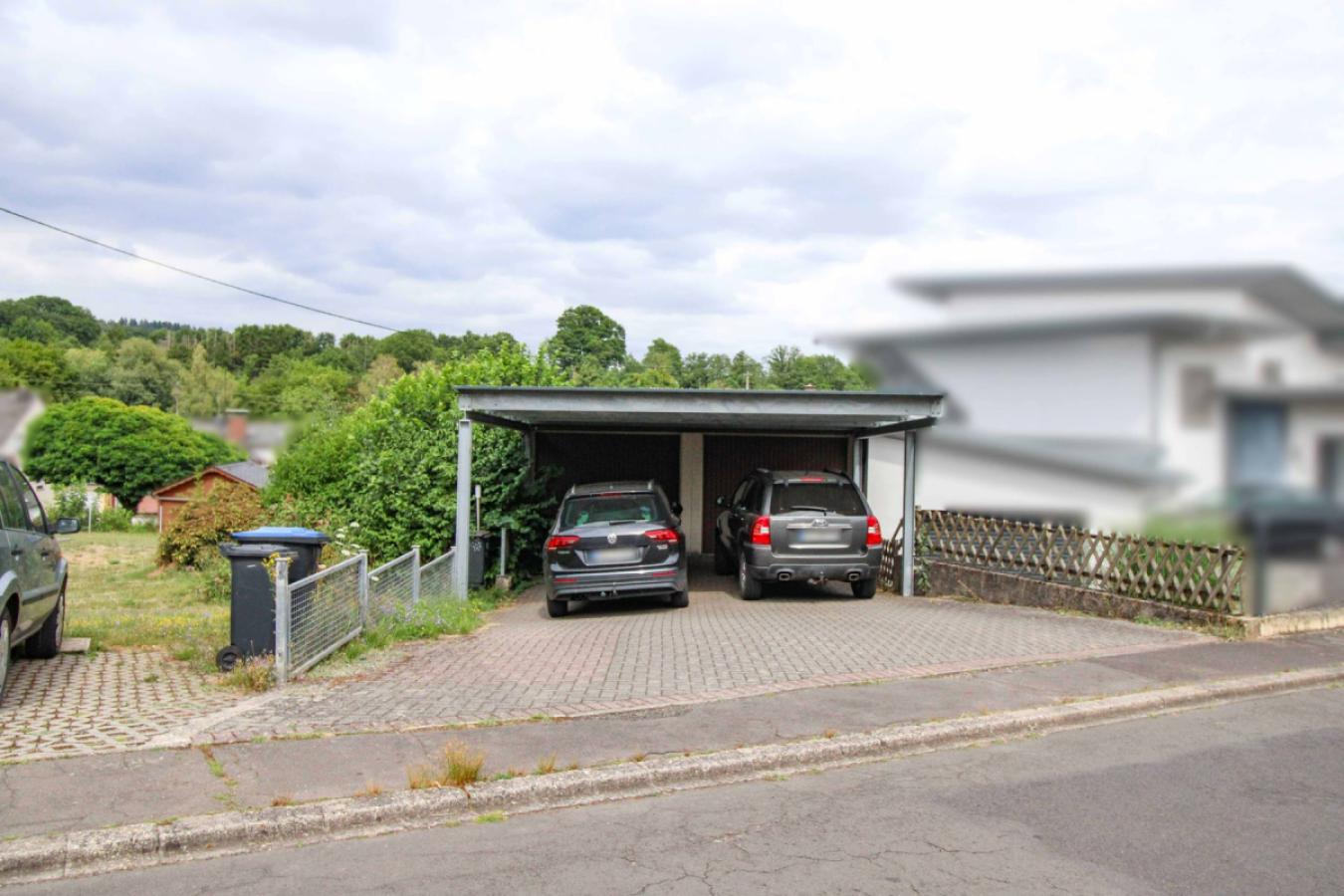 Baugrundstück mit Doppelgarage und Doppelcarport