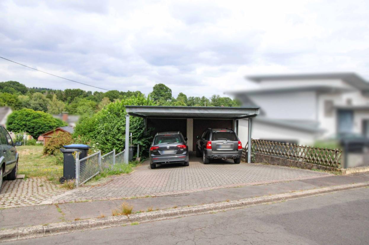 Baugrundstück mit Doppelgarage und Doppelcarport