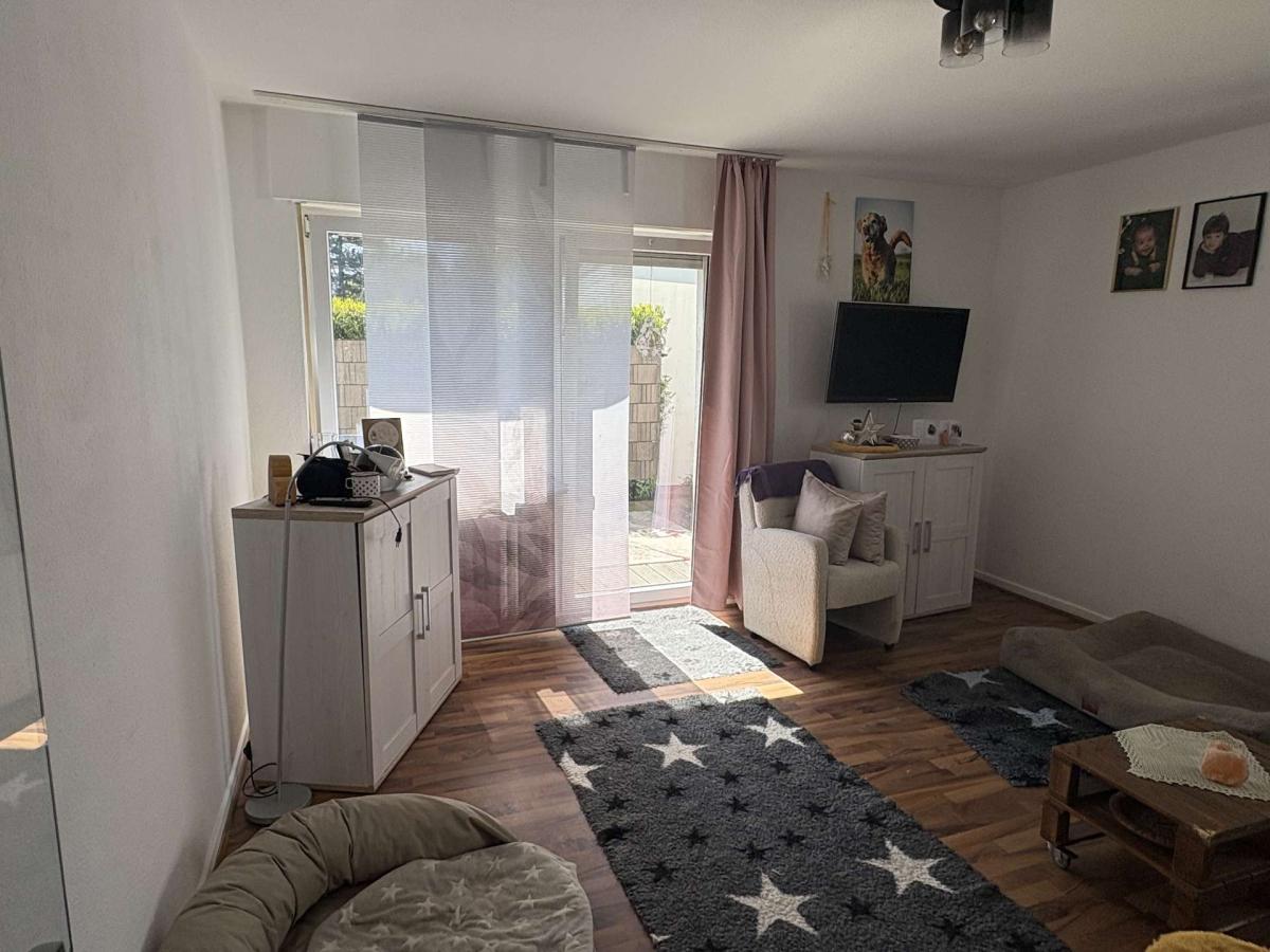 Wohnzimmer mit Zugang zur Terrasse