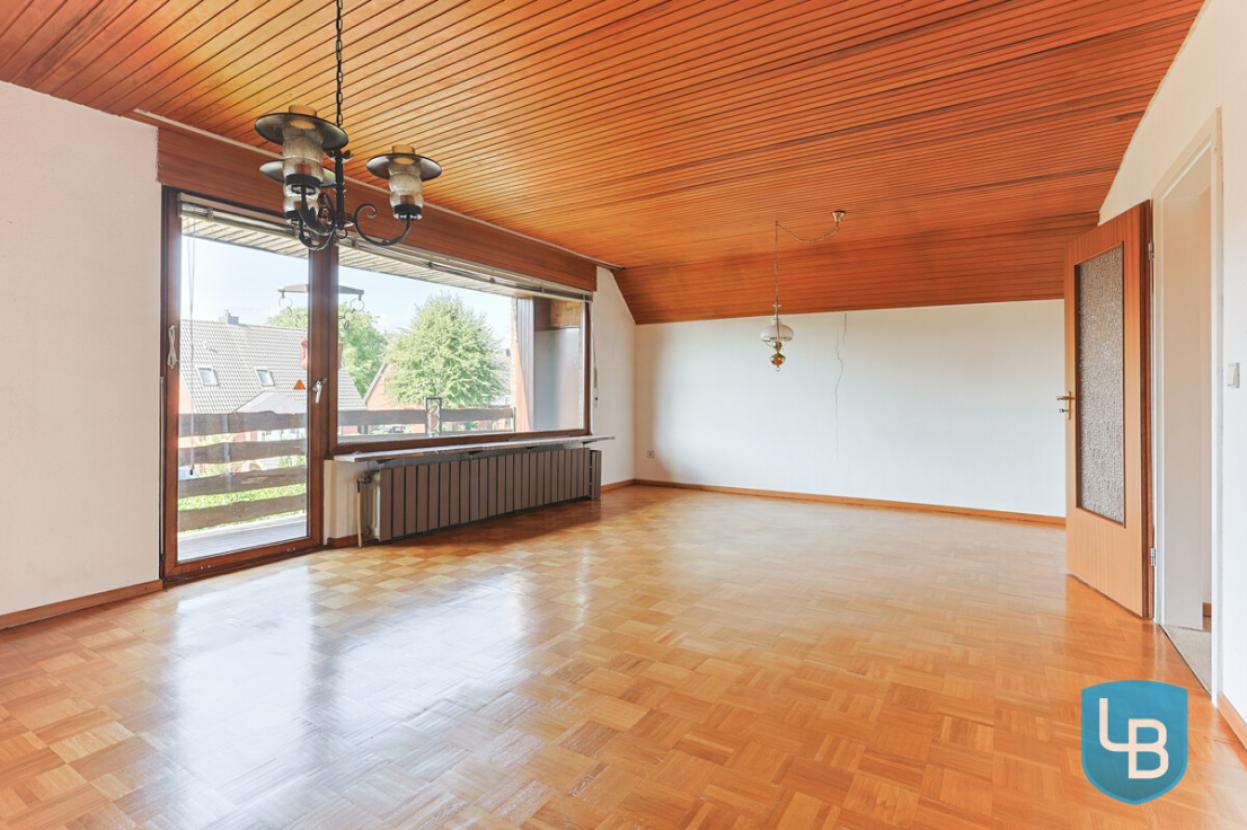 Wohnzimmer DG mit Zugang zum Balkon