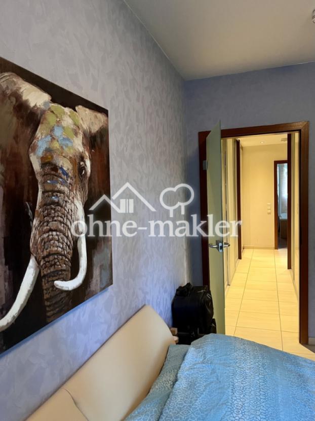 Schlafzimmer m. Blick aufs Bad