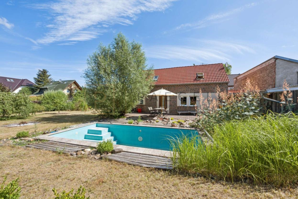 Außenansicht mit Pool