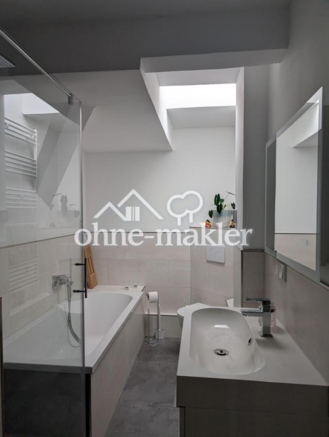 Bad mit Dusche & Wanne
