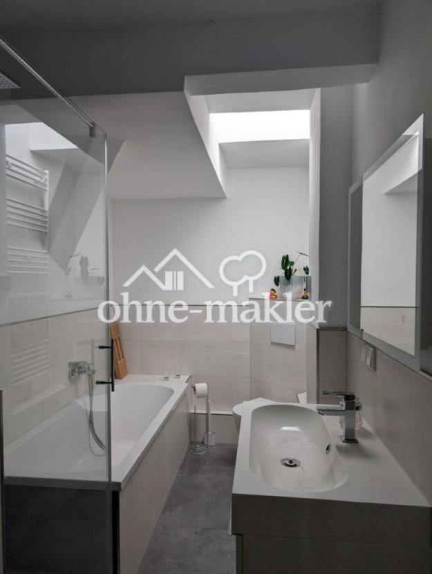 Bad mit Dusche & Wanne