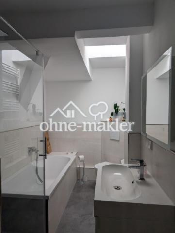 Bad mit Dusche & Wanne