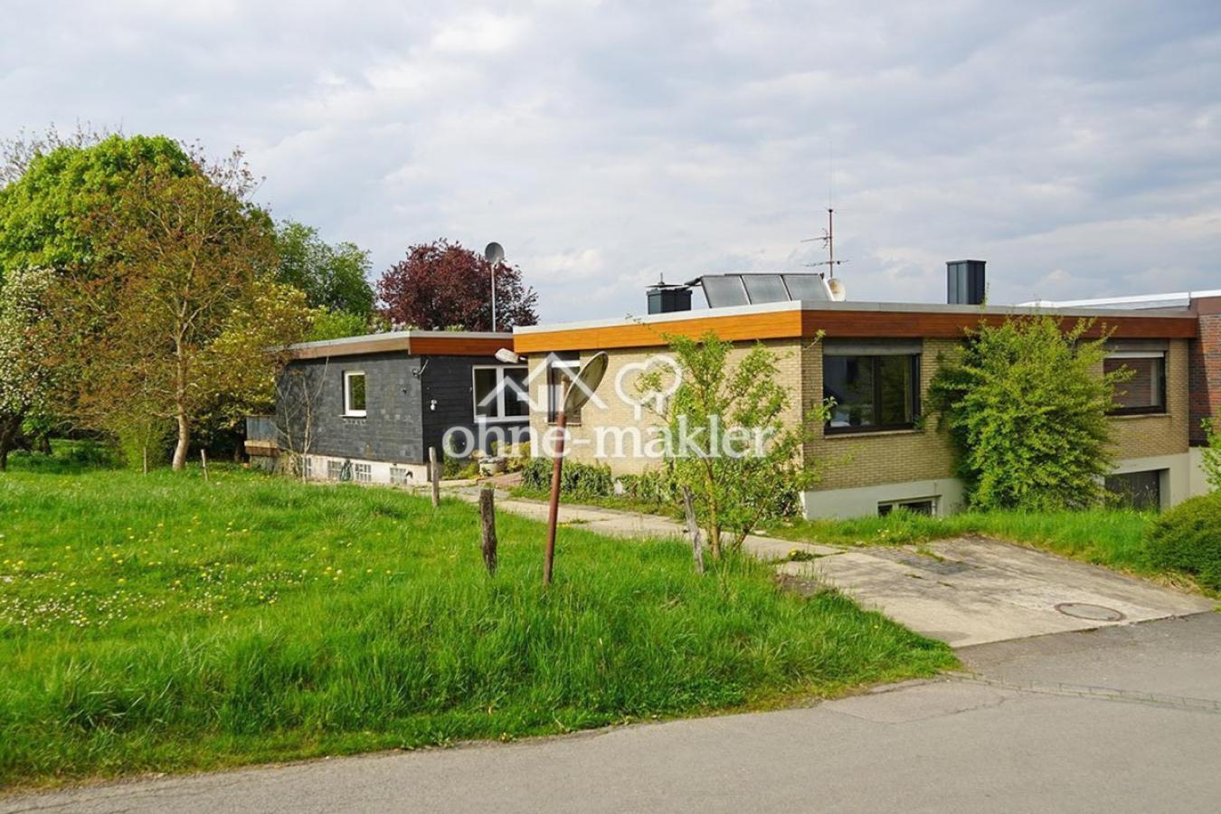 Hausansicht mit Zufahrt