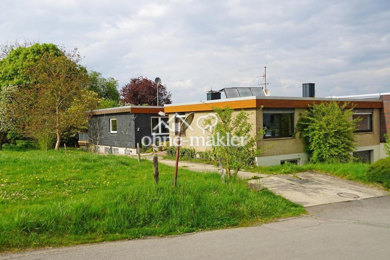Hausansicht mit Zufahrt