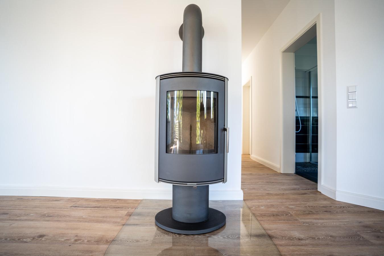 Gemütlicher Kamin im Wohnzimmer