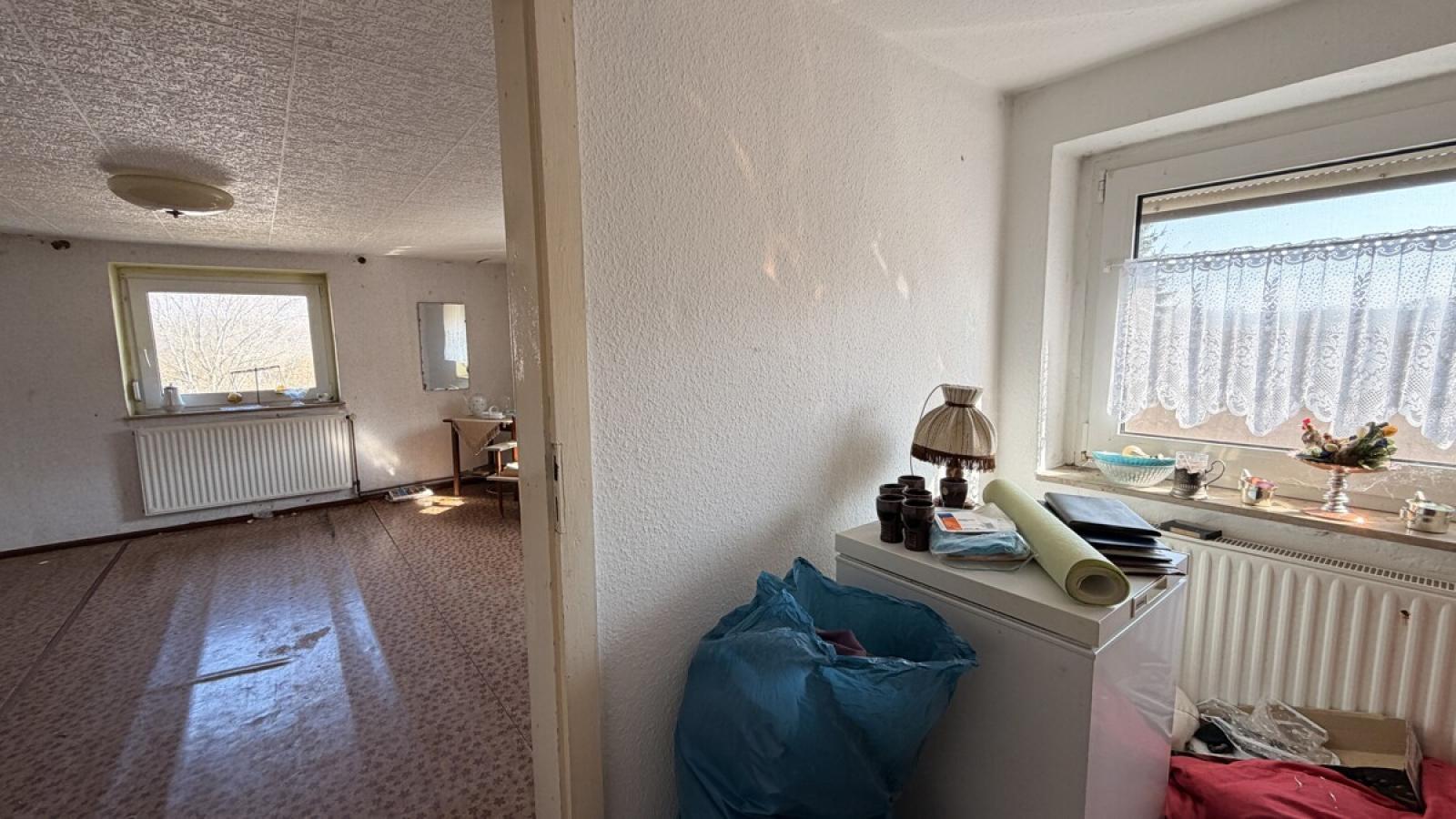 Ankleidezimmer mit Blick zum Schlafzimmer