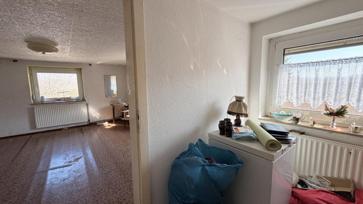 Ankleidezimmer mit Blick zum Schlafzimmer