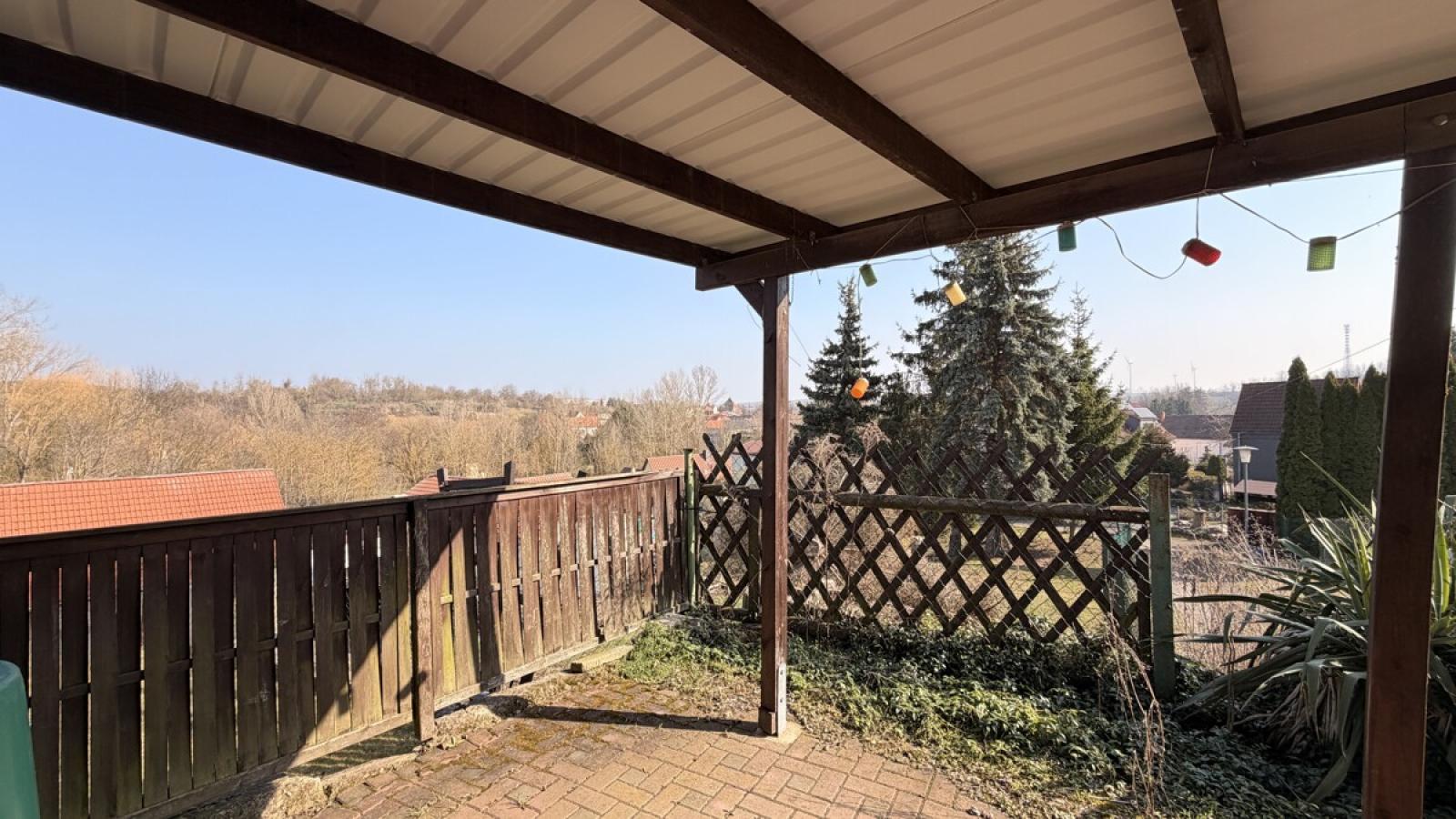 überdachte Terrasse mit Ausblick