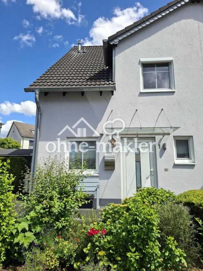 Hausansicht mit Vorgarten