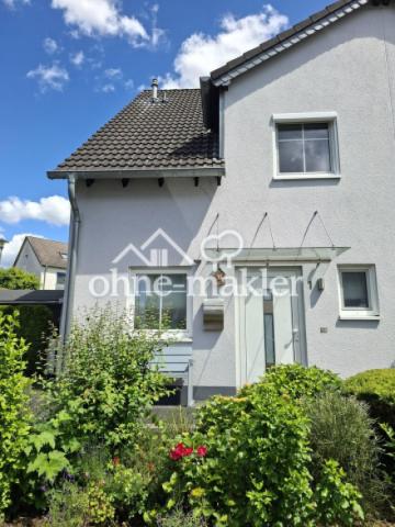 Hausansicht mit Vorgarten