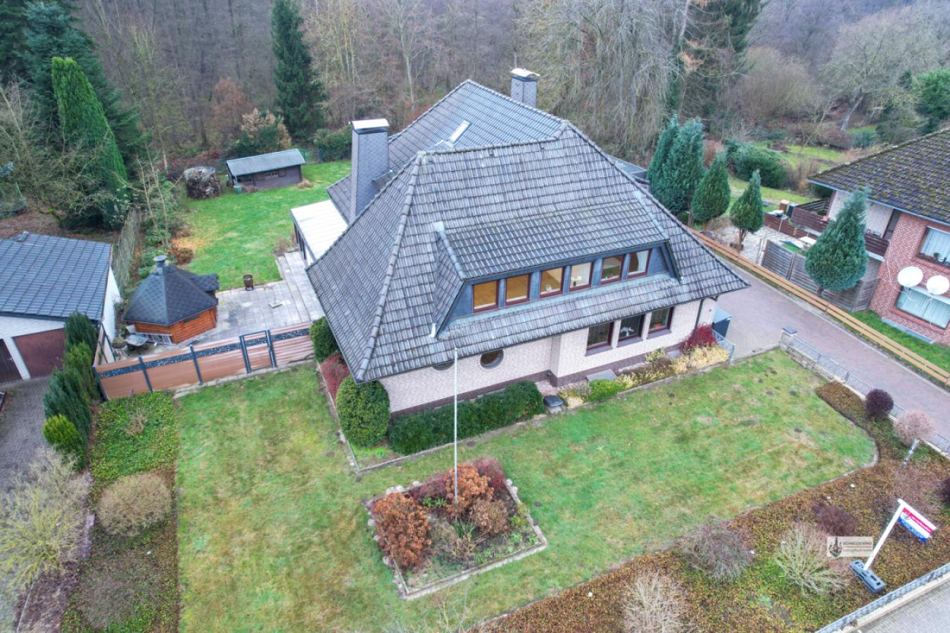 Südansicht mit Holzhütten