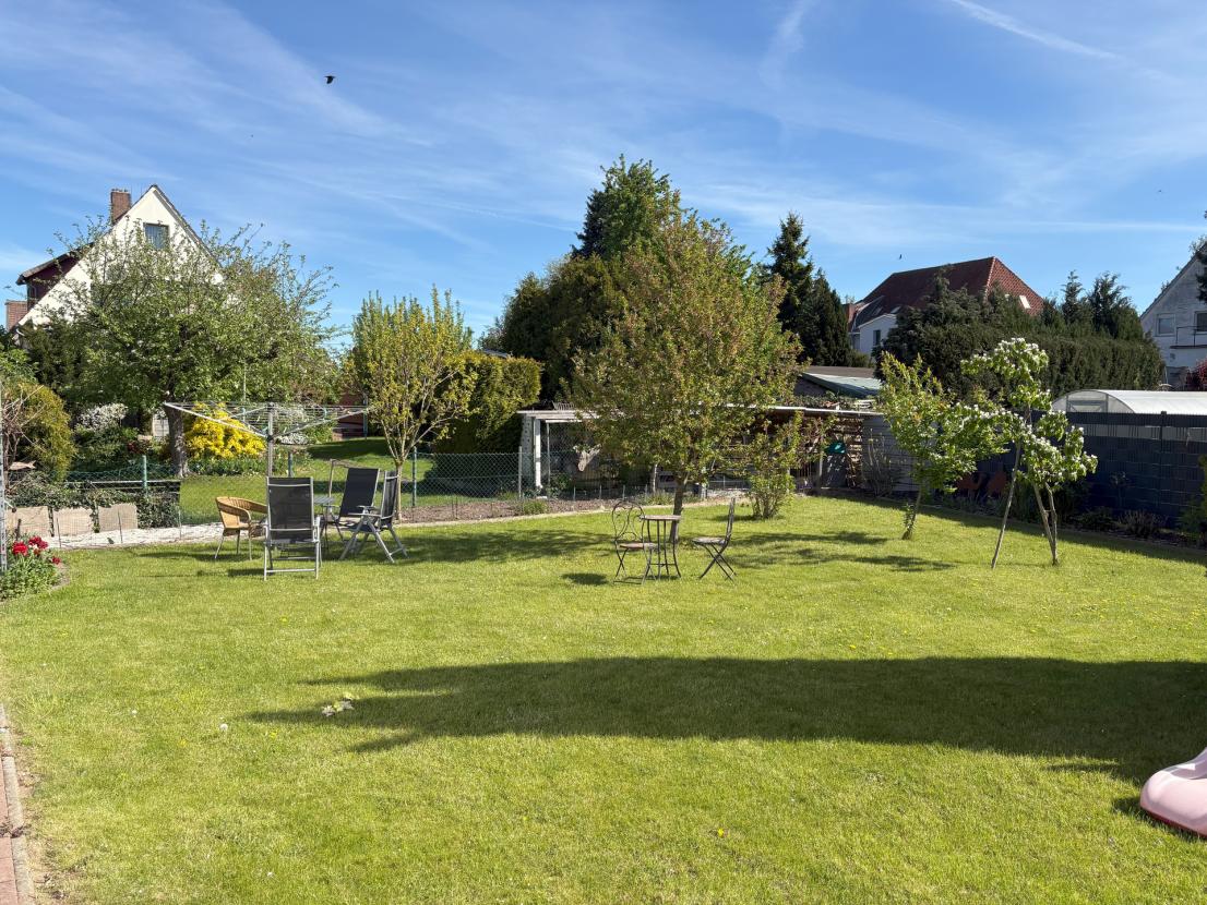 sonniger Gartenbereich