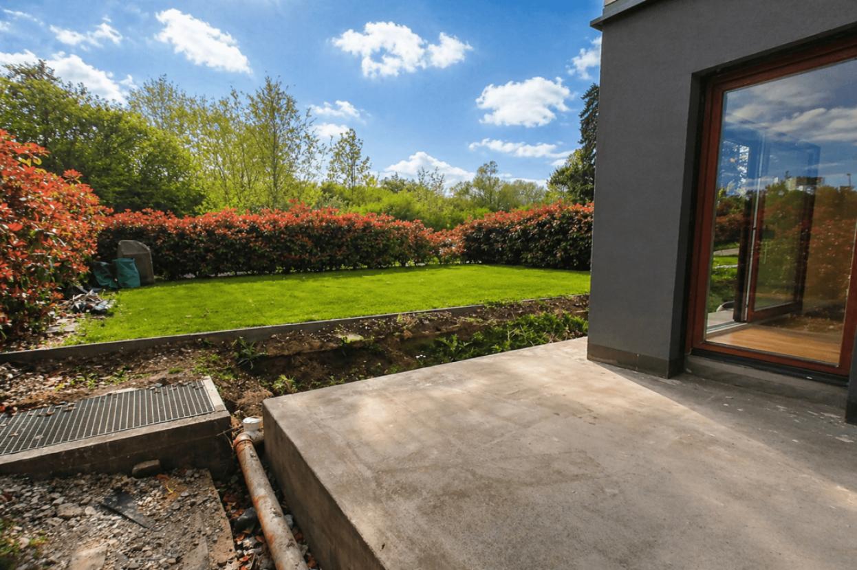 Blick in Garten mit unfertiger Terrasse