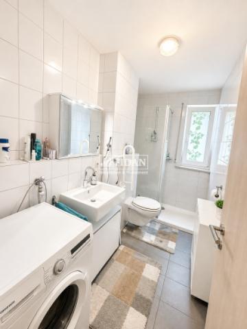 Badezimmer mit Waschmaschinen 