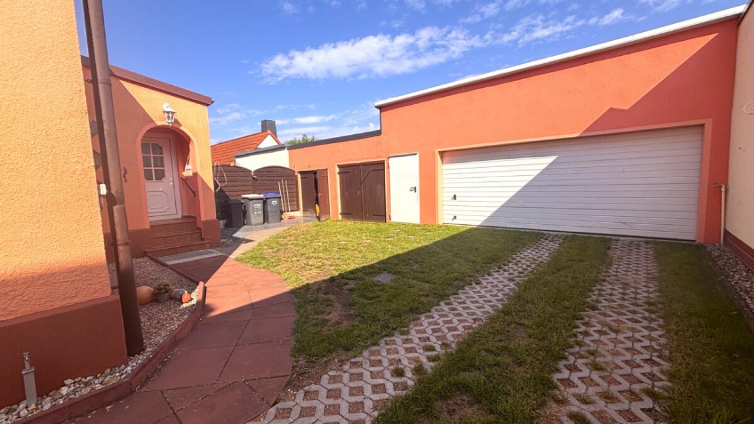 Einfahrt / Garage