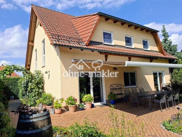 Gartenseite mit Terrasse